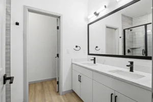 Master-Bathroom-with-Separate-Water-Closet